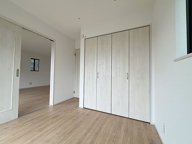 各所に効率的に配置された収納スペースがあり、日常のモノをすっきりと収納できます。 