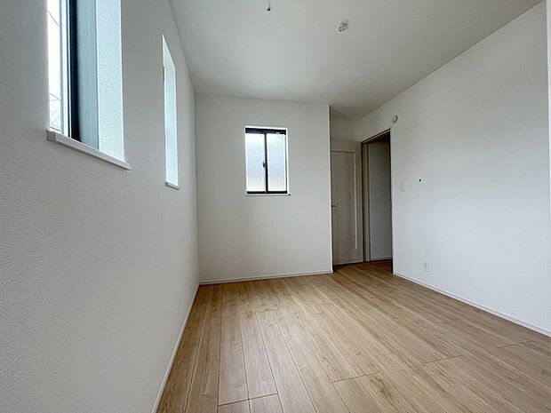 スマートなデザインと賢い収納が生活を快適にします。広々とした雰囲気を演出する工夫が施され、生活空間の魅力を引き出します。  