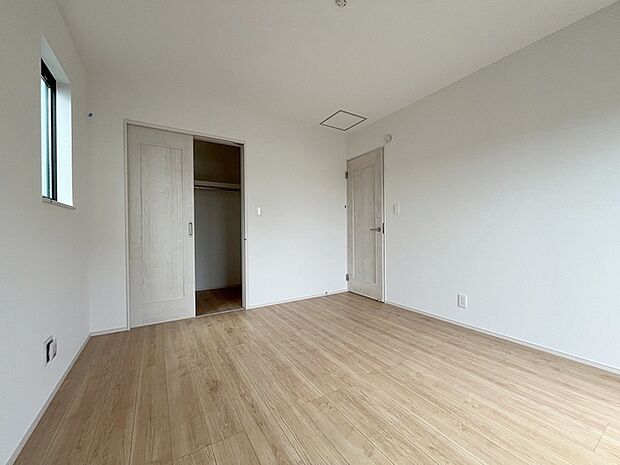 実際に室内をご見学頂くと生活のイメージが広がると思います。家具を置いたイメージや窓からの景色など。周辺で販売に出している物件も一緒にまとめてご見学頂き、比較する事もできます。