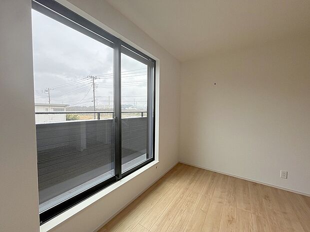 スタイリッシュなデザインと快適な居住性を兼ね備えた洋室。広々とした空間は、自分らしいインテリアを楽しむことができるほか、リラックスした時間を過ごすことができそうです。 