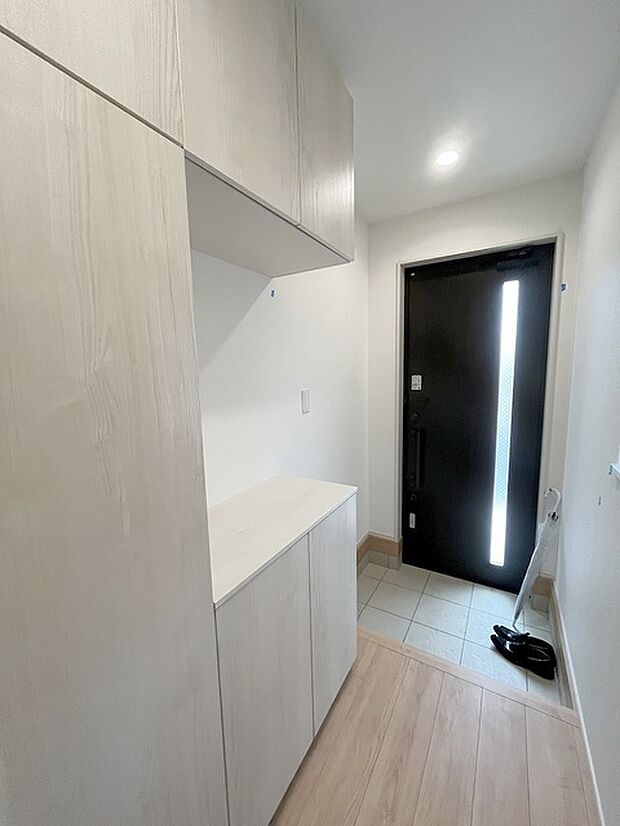 コンパクトながらも、使い勝手の良い玄関スペース。明るいデザインと、収納スペースを効果的に配置することで、使い勝手を最大限に引き出しています。 