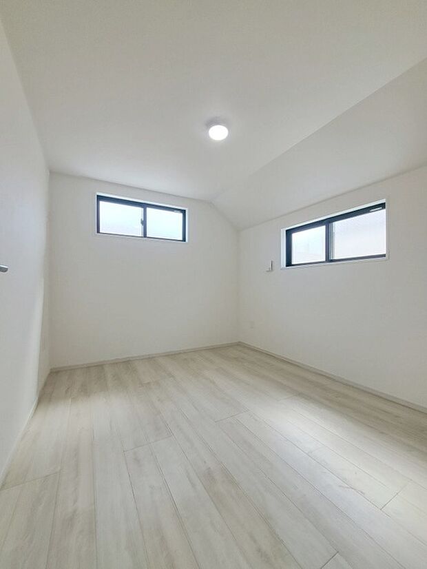 スタイリッシュなデザインと快適な居住性を兼ね備えた洋室。広々とした空間は、自分らしいインテリアを楽しむことができるほか、リラックスした時間を過ごすことができそうです。