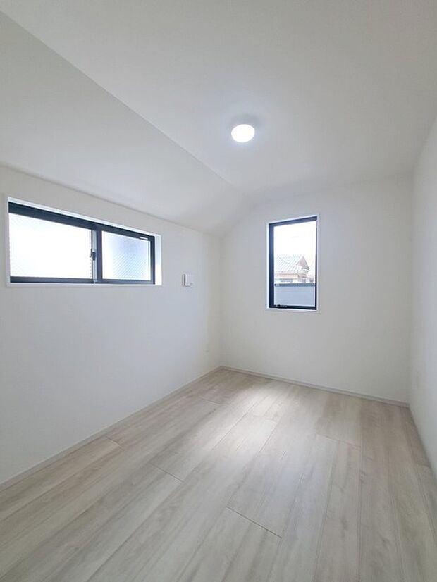 勾配天井の2階のお部屋。この勾配の角度がお洒落な雰囲気を感じさせてくれます。