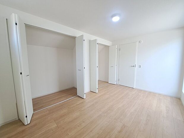 各お部屋に収納が設置されています。