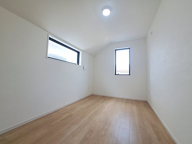 勾配天井の2階のお部屋。この勾配の角度がお洒落な雰囲気を感じさせてくれます。