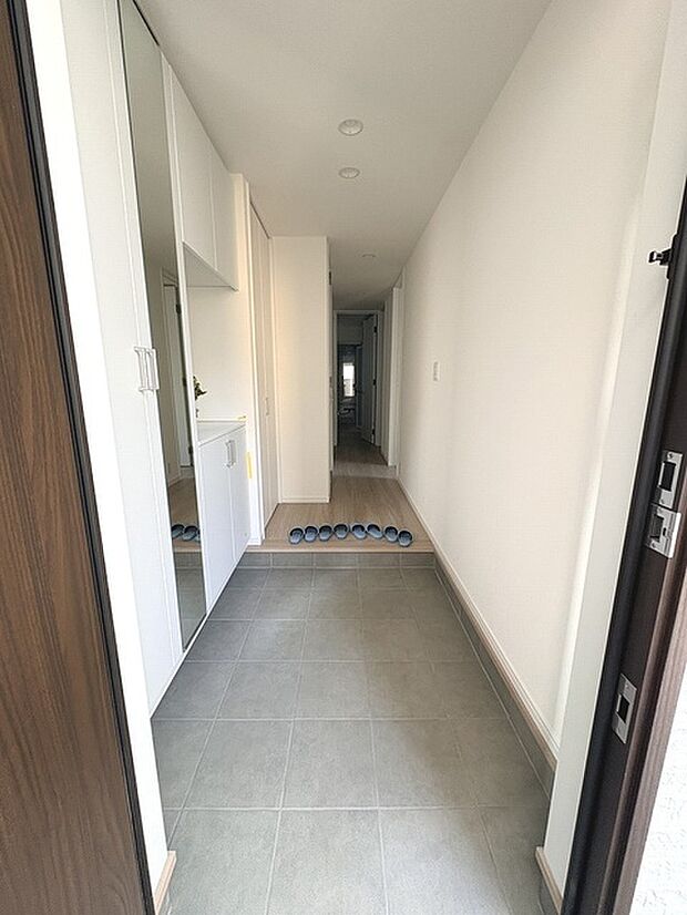 玄関は家の第一印象を左右する重要な場所。ほどよい広さとスタイリッシュな色遣いが印象的です。