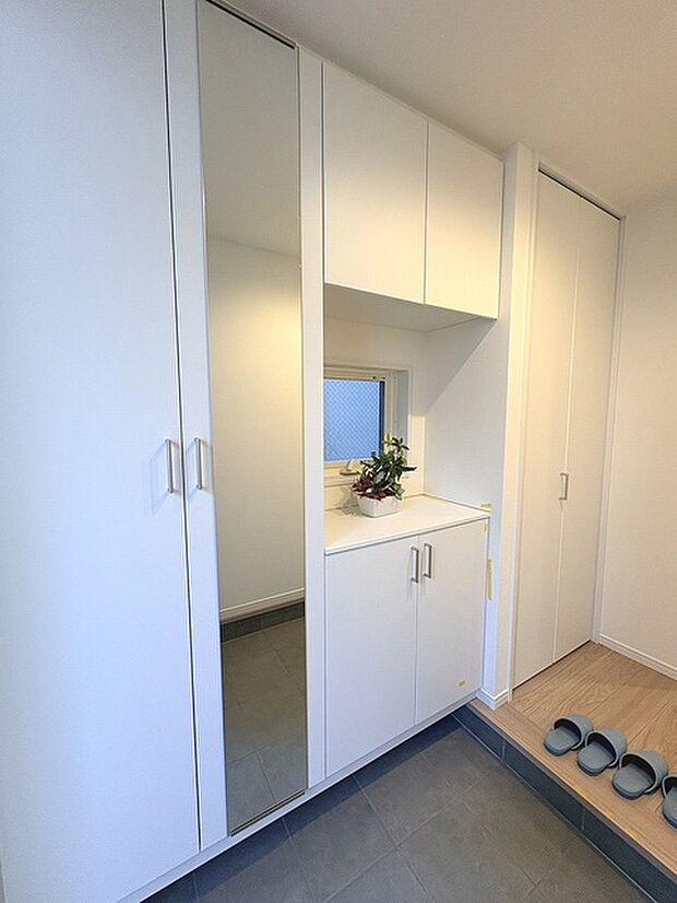 実際に室内をご見学頂くと生活のイメージが広がると思います。家具を置いたイメージや窓からの景色など。周辺で販売に出している物件も一緒にまとめてご見学頂き、比較する事もできます。