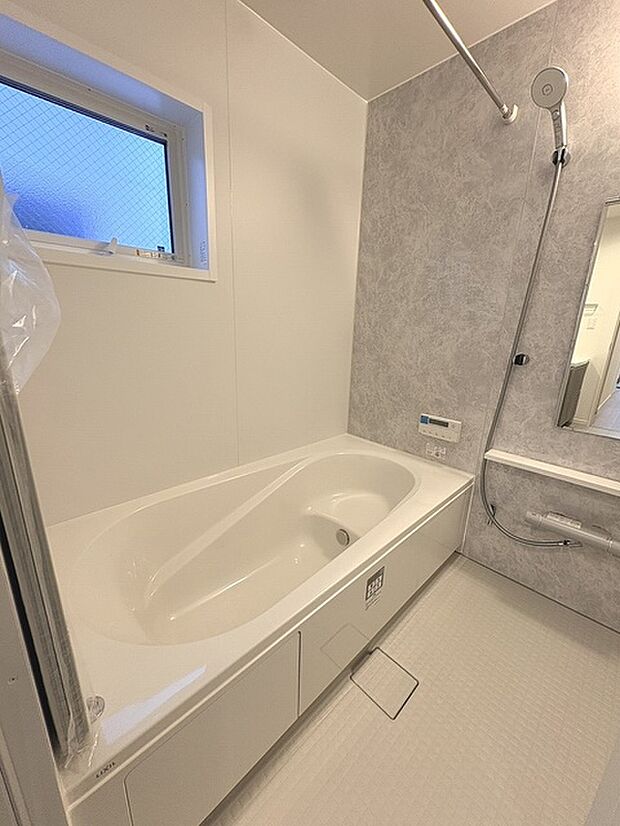 一日の疲れを癒してくれるゆったりとしたバスルームです。 