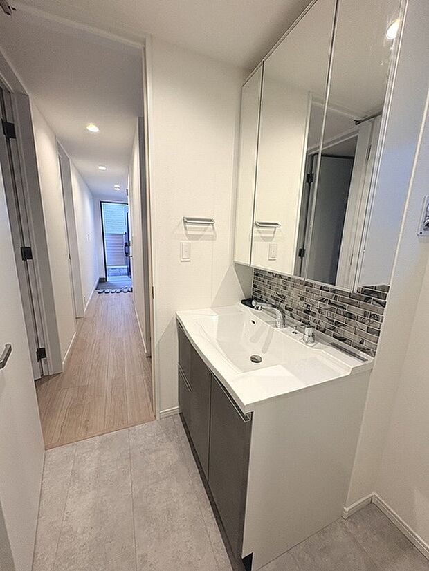 使いやすいタイプの洗面化粧台のあるランドリースペース