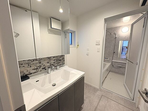 使いやすいタイプの洗面化粧台のあるランドリースペース