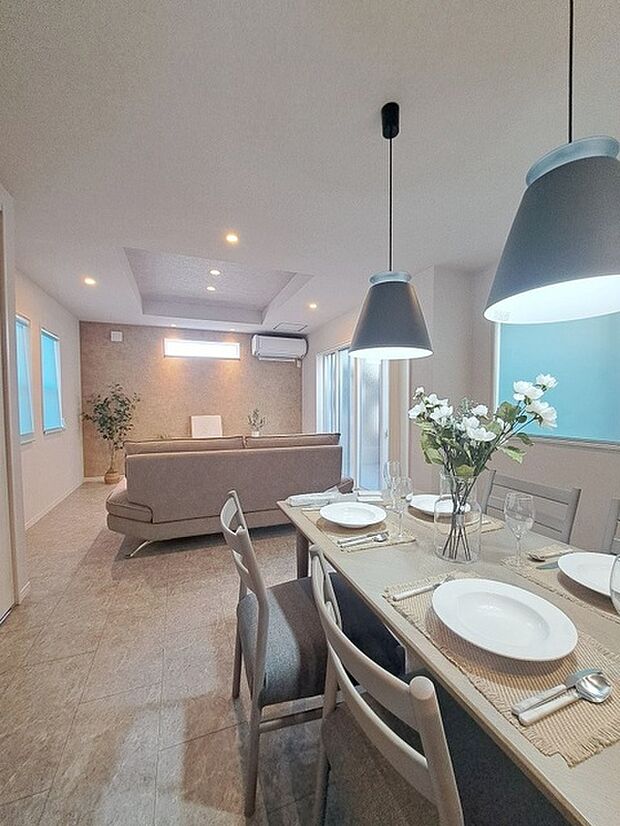 家族の集まるリビングは気持ちの良い自然光が差し込む団欒空間。室内のご見学予約も随時、受付中ですのでお気軽にお問合せください。 