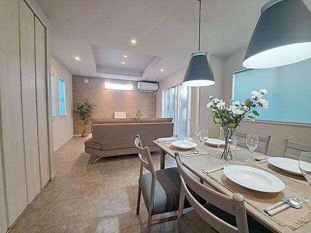 家族が食事するダイニングスペースをキッチンから見渡せる設計に。お料理をしながら家族とのコミュニケーションが増えそうな予感。 