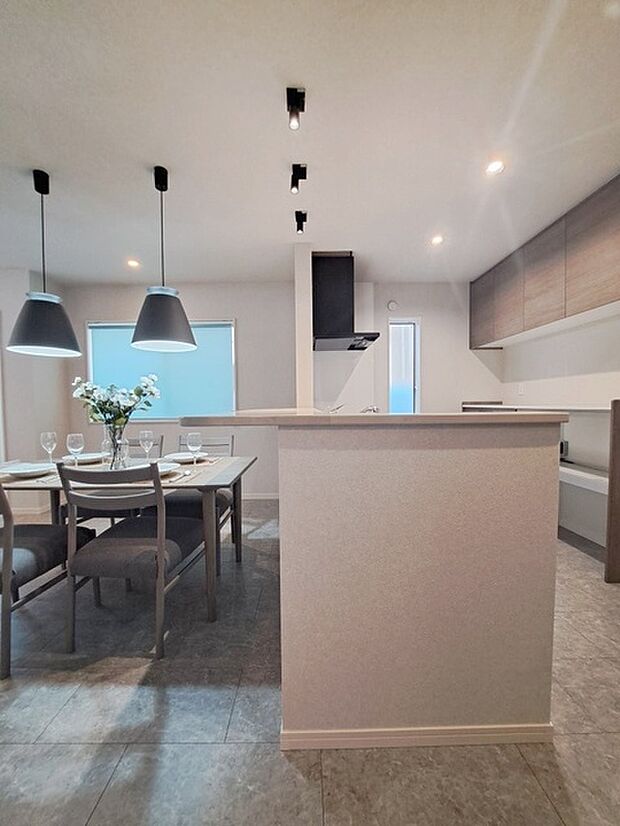 カウンターキッチンならではの開放的な見通し、全体が見渡せることでご家族の団欒スペースもより明るく笑顔が溢れる空間となります。 