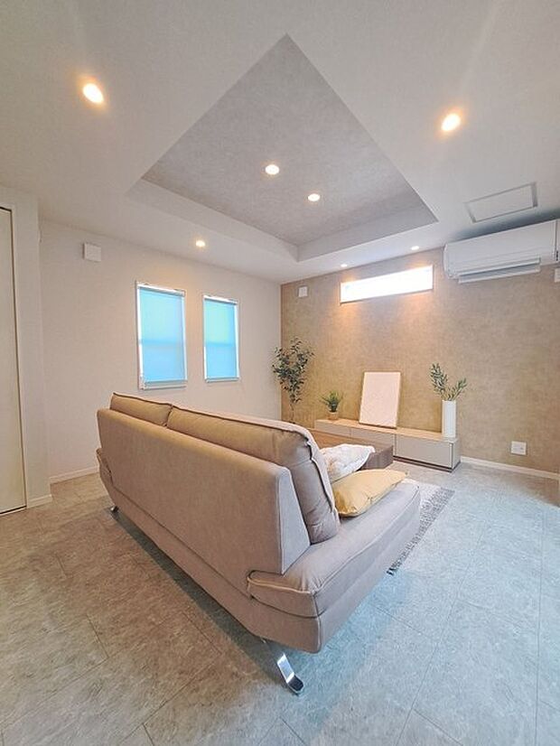 ゆとりのあるサイズのリビングダイニング。 お食事スペースと、お寛ぎ空間を分けてご利用可能。 少し大きめのソファーを置いて、 一家団欒なお時間をご共有ください。 