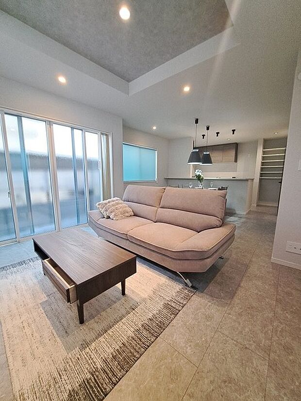 家族が一番集まる場所だから広々としつつも素敵な空間であって欲しい。みんながくつろぐリビングからキッチンまでが一つの空間のように繋がる間取り。 