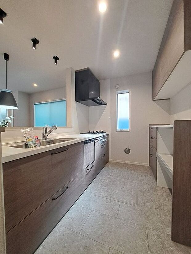 キッチンコンロスペースの近くには、空気の入れ替えが可能な開口部を設置！！ お料理をする際には、換気扇を回しながら匂いが籠らない様に開放してお料理もお楽しみ頂けます。 