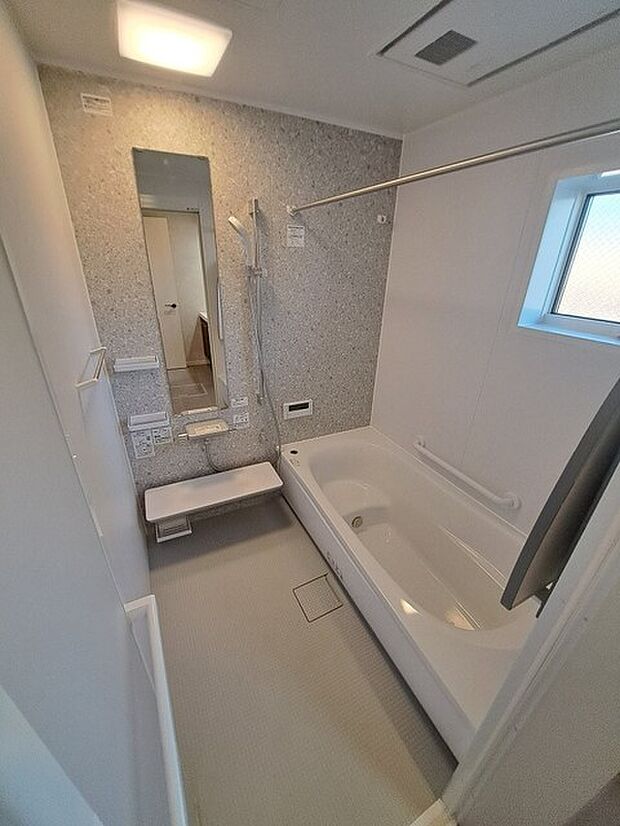 一日の疲れを癒してくれるゆったりとしたバスルームです。 