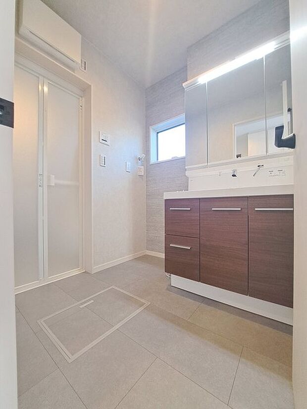 三面鏡に洗面台。 コンセントに照明機能、多機能性を備えた設備です。  