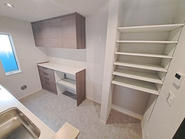 各所に効率的に配置された収納スペースがあり、日常のモノをすっきりと収納できます。 