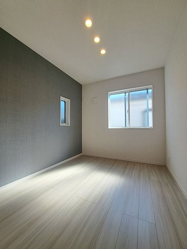 洋室はモダンなデザインと機能性を備え、快適な生活空間に。明るい窓から差し込む自然光が広々とした空間をさらに明るく開放的に感じさせます。  