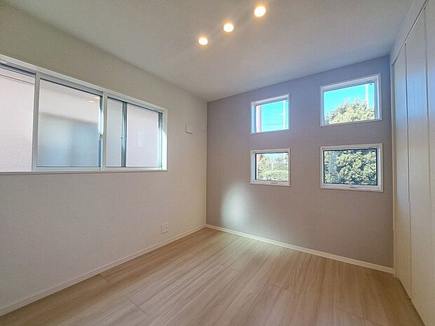 スタイリッシュなデザインと快適な居住性を兼ね備えた洋室。広々とした空間は、自分らしいインテリアを楽しむことができるほか、リラックスした時間を過ごすことができそうです。