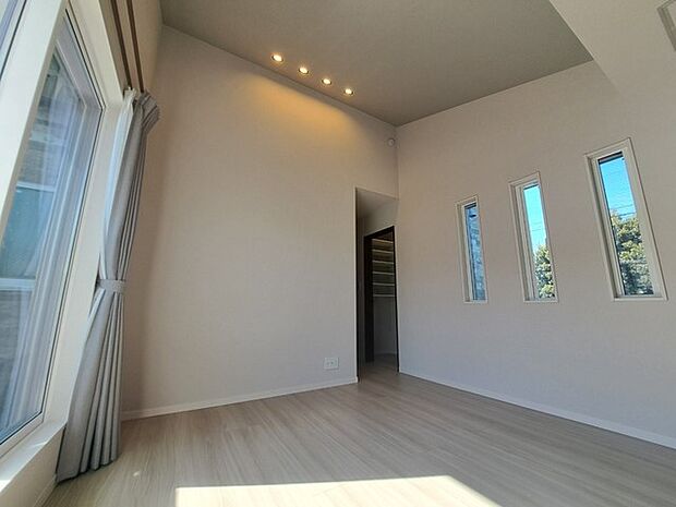 実際に室内をご見学頂くと生活のイメージが広がると思います。家具を置いたイメージや窓からの景色など。周辺で販売に出している物件も一緒にまとめてご見学頂き、比較する事もできます。