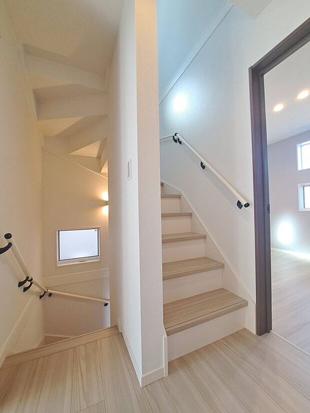 実際に室内をご見学頂くと生活のイメージが広がると思います。家具を置いたイメージや窓からの景色など。周辺で販売に出している物件も一緒にまとめてご見学頂き、比較する事もできます。