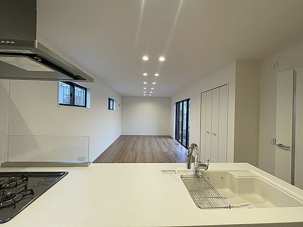 お料理をしながらリビングの家族やゲストとの会話が楽しめるカウンタータイプのキッチン。毎日のお料理を楽しく快適に。