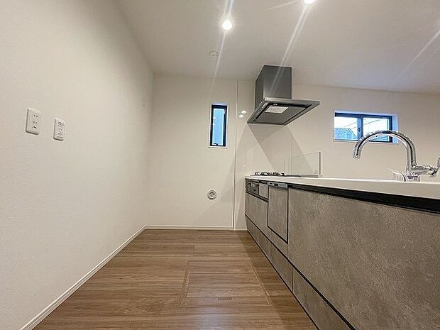 キッチンコンロスペースの近くには、空気の入れ替えが可能な開口部を設置!! お料理をする際には、換気扇を回しながら匂いが籠らない様に開放してお料理もお楽しみ頂けます。