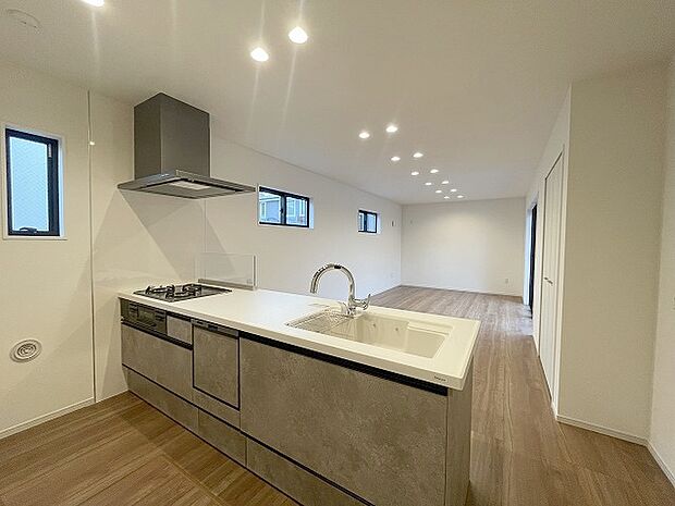 お料理をしながらリビングの家族やゲストとの会話が楽しめるカウンタータイプのキッチン。毎日のお料理を楽しく快適に。