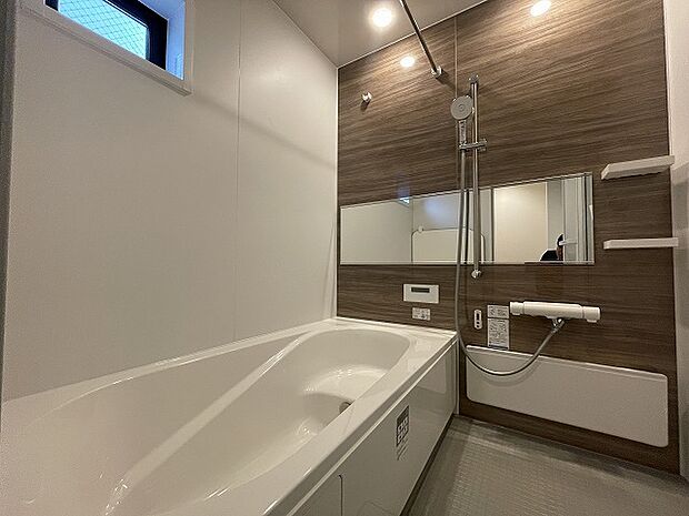 一日の疲れを癒してくれるゆったりとしたバスルームです。