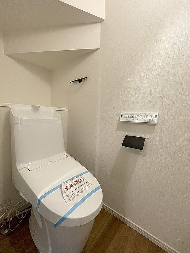 階段下を有効活用したトイレスペース。 便座はもちろんウォシュレット。  