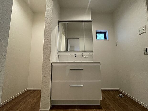 三面鏡に洗面台。 コンセントに照明機能、多機能性を備えた設備です。