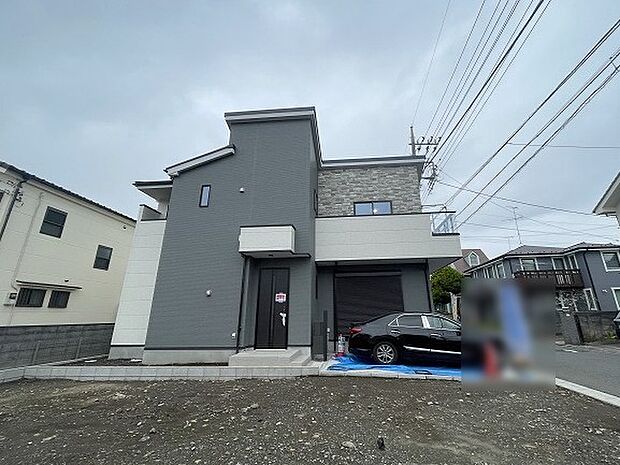 周辺の街並みの中で適度な主張、生活に溶け込むシンプルなデザインの外観が魅力の一戸建です。 