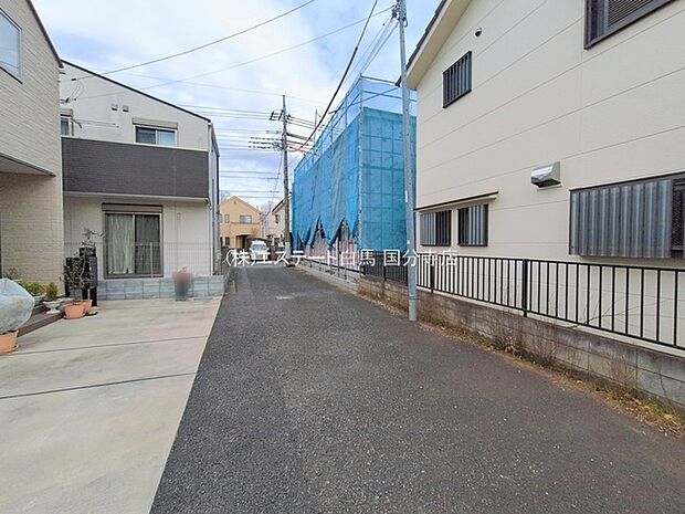 安心して暮らすことのできる住宅街。　住宅地の道路は一般に交通量が少なく車などの騒音が少ないため、住民にとって静かな生活環境が提供されます。 