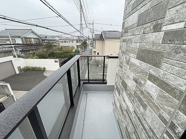 季節の変化や天気の良い日には、バルコニーでの時間が心地よく、気分をリフレッシュさせることができます。