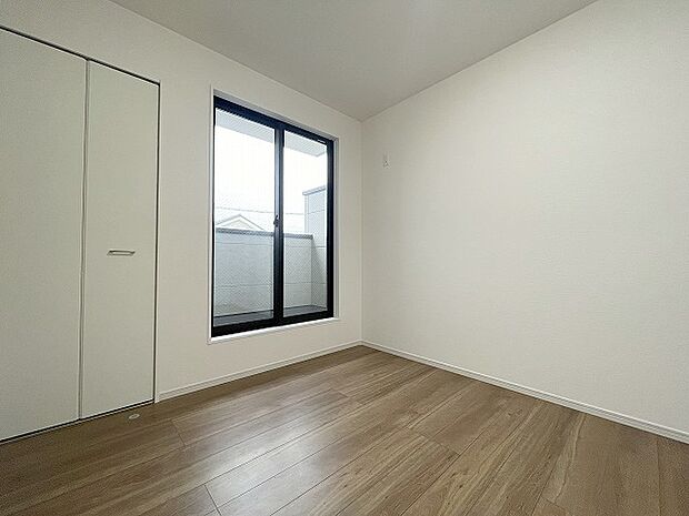 洋室はモダンなデザインと機能性を備え、快適な生活空間に。明るい窓から差し込む自然光が広々とした空間をさらに明るく開放的に感じさせます。