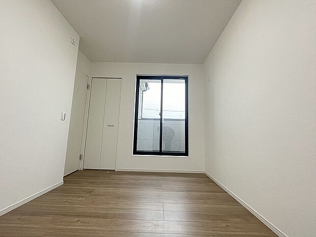 スタイリッシュなデザインと快適な居住性を兼ね備えた洋室。広々とした空間は、自分らしいインテリアを楽しむことができるほか、リラックスした時間を過ごすことができそうです。