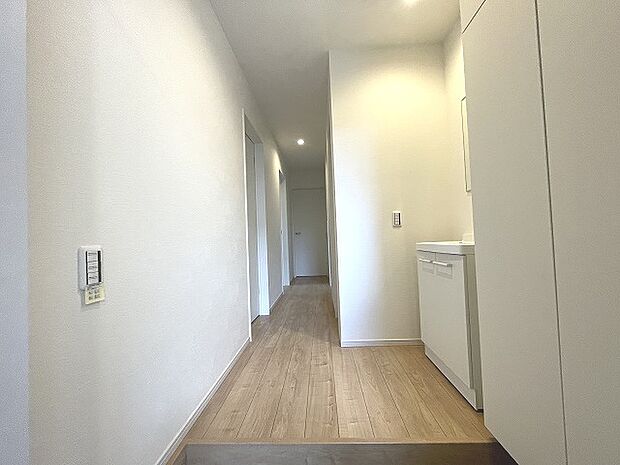 玄関は家の第一印象を左右する重要な場所。ほどよい広さとスタイリッシュな色遣いが印象的です。 