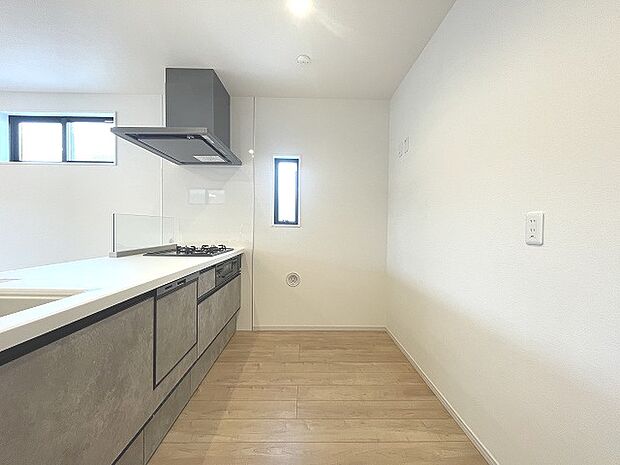 カウンターキッチンならではの開放的な見通し、全体が見渡せることでご家族の団欒スペースもより明るく笑顔が溢れる空間となります。 