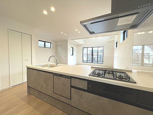 お料理をしながらリビングの家族やゲストとの会話が楽しめるカウンタータイプのキッチン。毎日のお料理を楽しく快適に。 