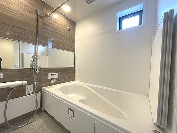 一日の疲れを癒してくれるゆったりとしたバスルームです。 