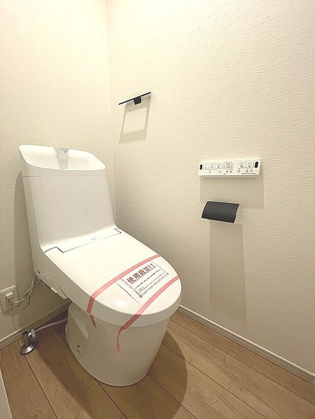 トイレにはウォシュレット機能を標準装備。   