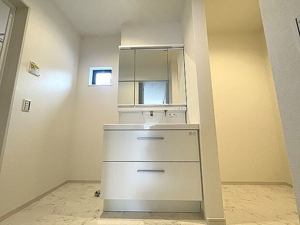 三面鏡に洗面台。 コンセントに照明機能、多機能性を備えた設備です。  