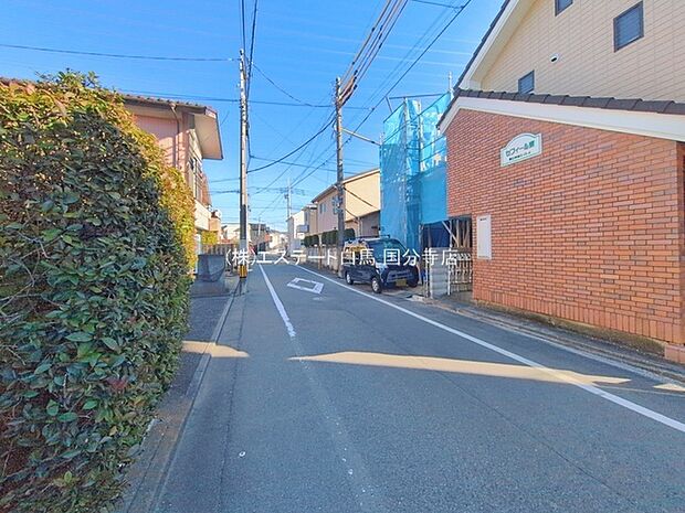安心して暮らすことのできる住宅街。 住宅地の道路は一般に交通量が少なく車などの騒音が少ないため、住民にとって静かな生活環境が提供されます。