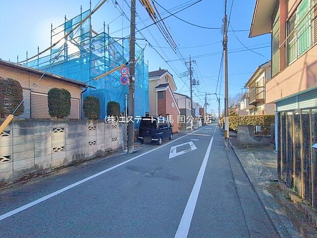 安心して暮らすことのできる住宅街。 住宅地の道路は一般に交通量が少なく車などの騒音が少ないため、住民にとって静かな生活環境が提供されます。