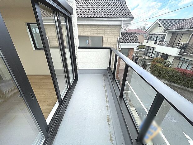 季節の変化や天気の良い日には、バルコニーでの時間が心地よく、気分をリフレッシュさせることができます。 