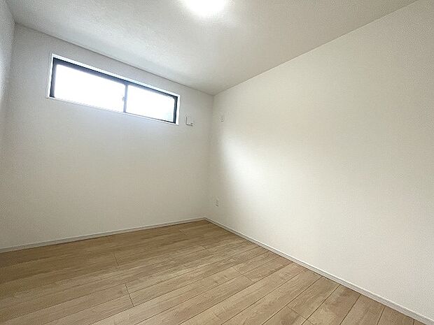 実際に室内をご見学頂くと生活のイメージが広がると思います。家具を置いたイメージや窓からの景色など。周辺で販売に出している物件も一緒にまとめてご見学頂き、比較する事もできます。