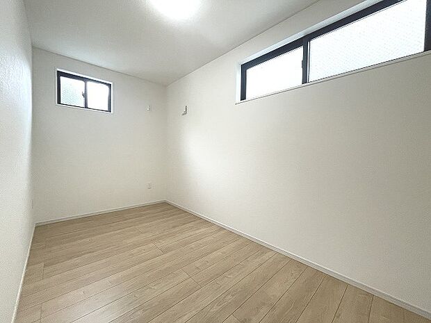 色々な用途に使えるフリースペースのある邸宅。仕事の書斎や趣味の空間や子供のワークスペース、季節物の収納など色々な用途に利用できそうな予感。  