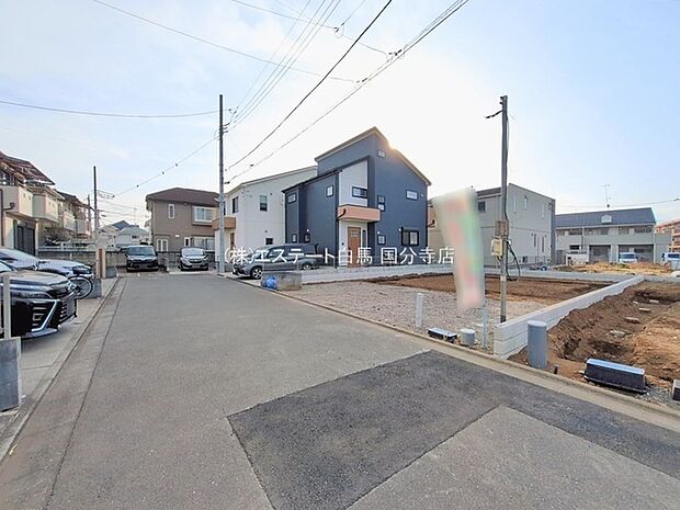 安心して暮らすことのできる住宅街。　住宅地の道路は一般に交通量が少なく車などの騒音が少ないため、住民にとって静かな生活環境が提供されます。 